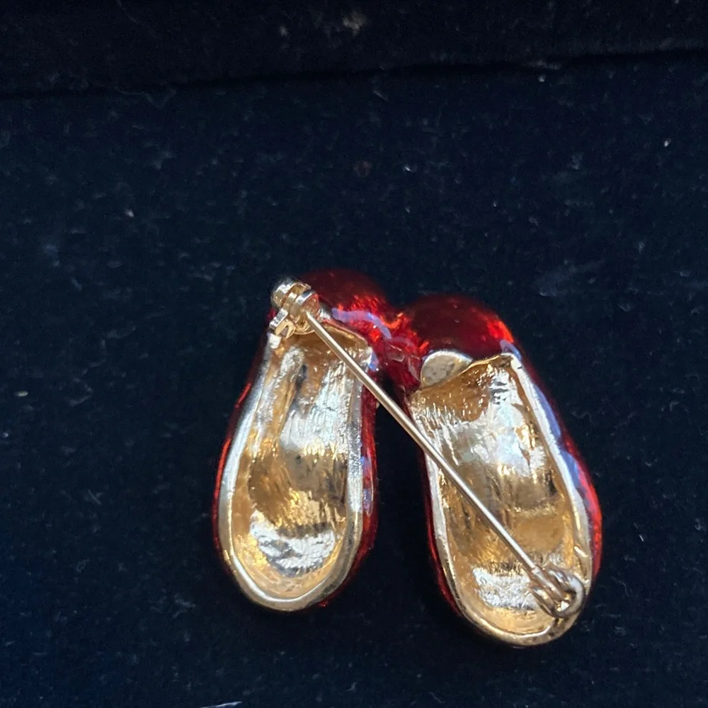 Vintage Ruby Slippers Brooch Red Enamel Gold Tone Wizard of Oz Style Rhinestones